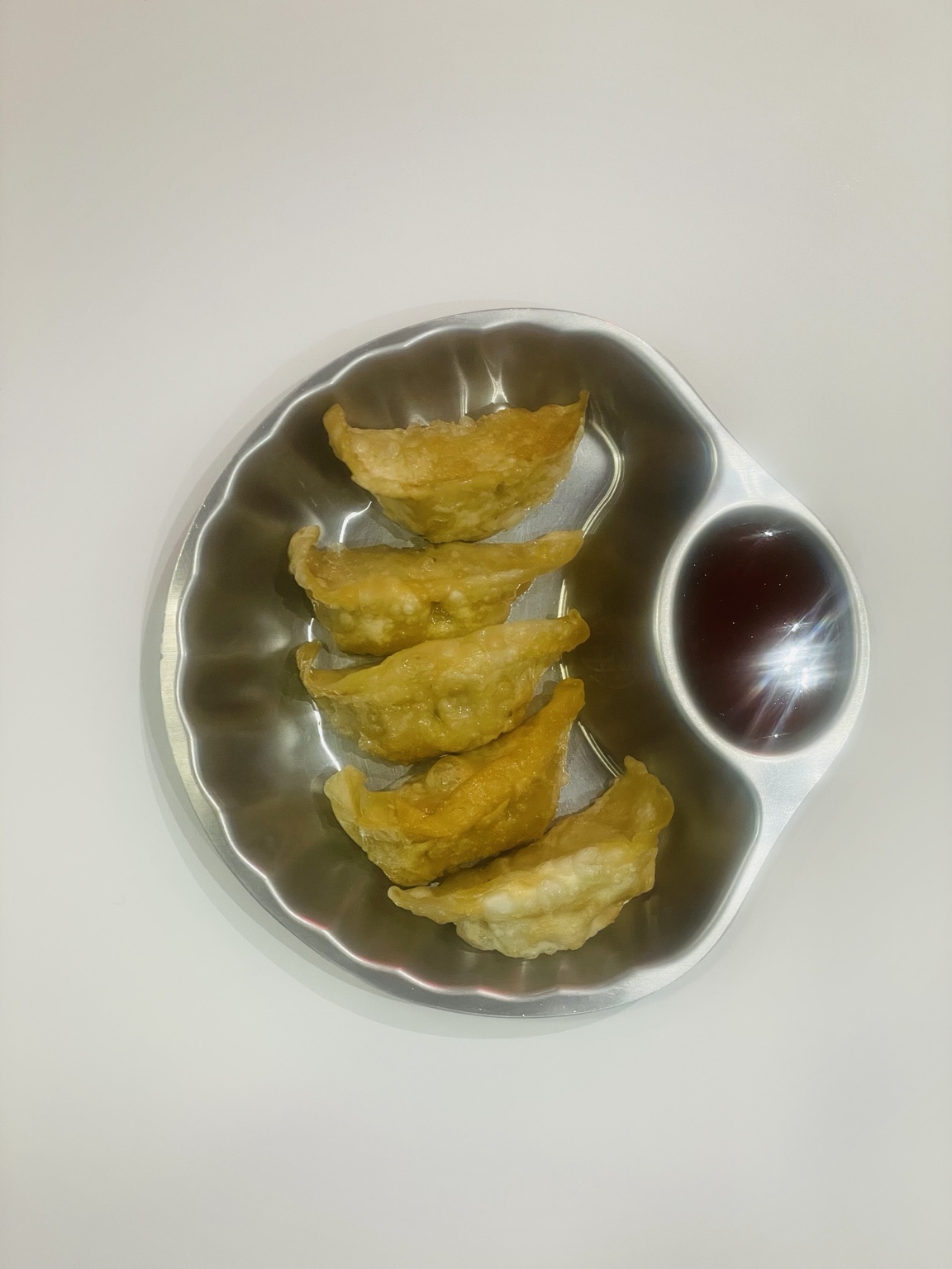 Fried Dumplings dourados com molho