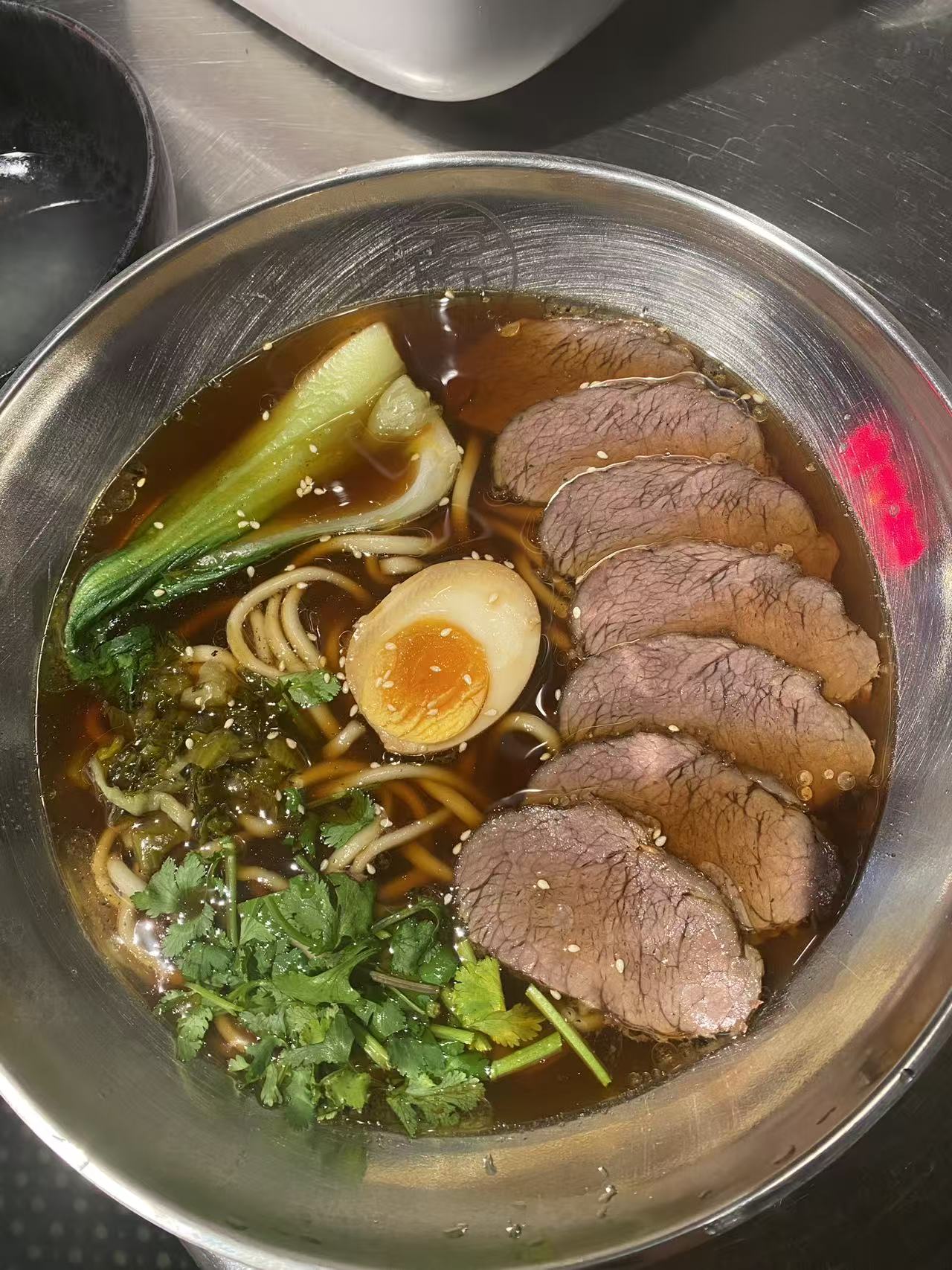 Beef Noodle Soup da Formosa Expo, servido em prato de aço inox