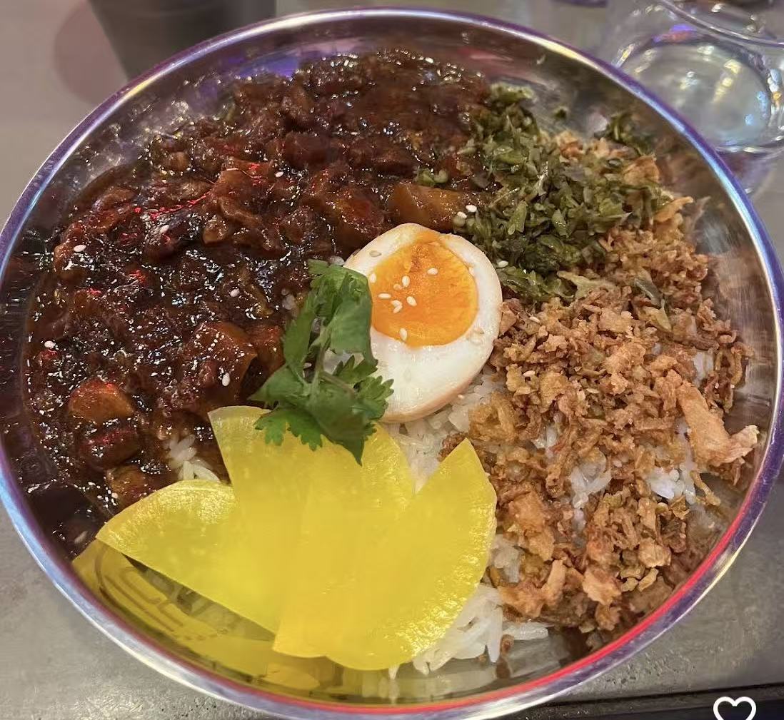 Lu Rou Fan com barriga de porco, ovo e arroz