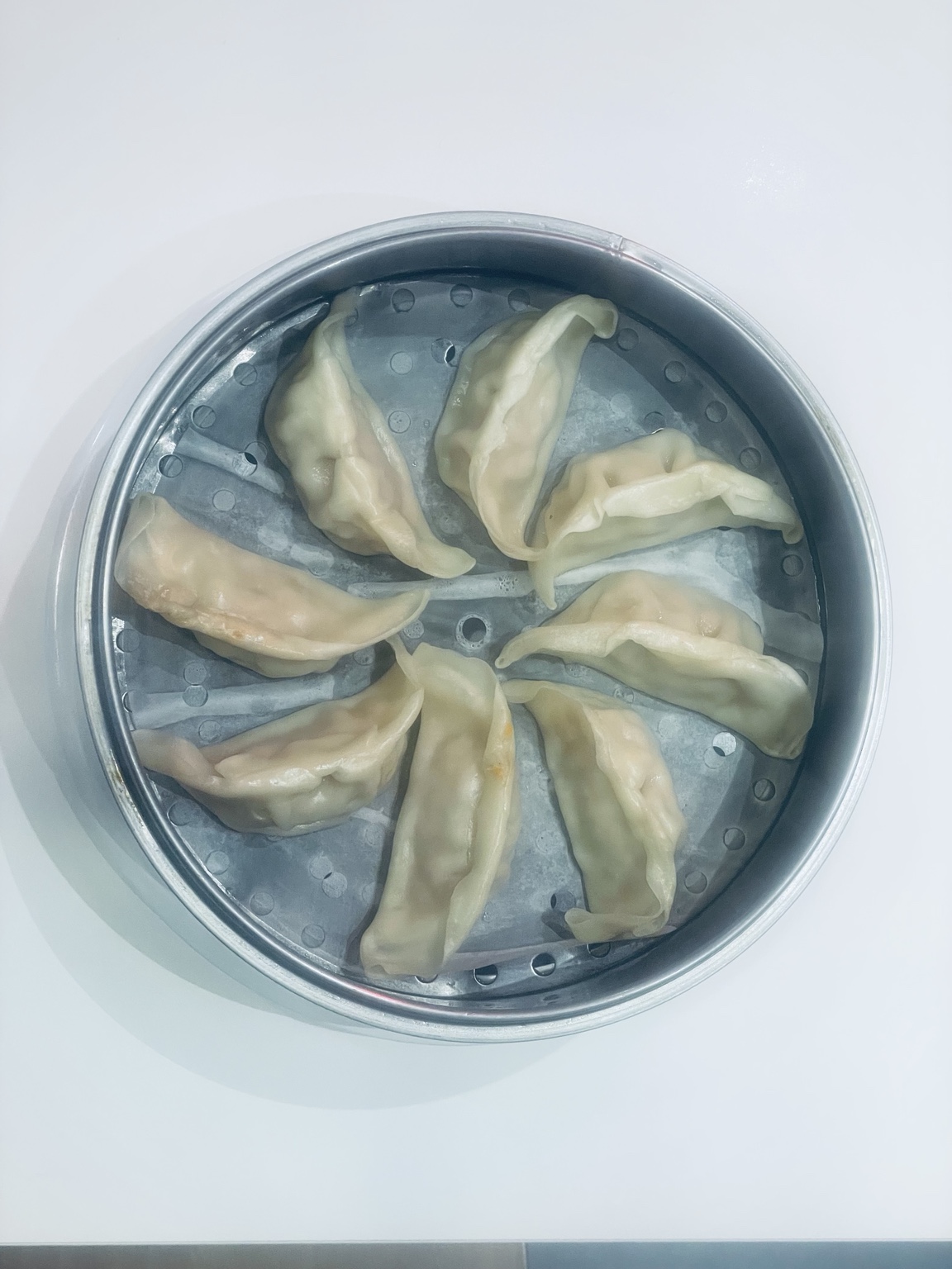 Steamed Dumplings ao vapor em prato de aço
