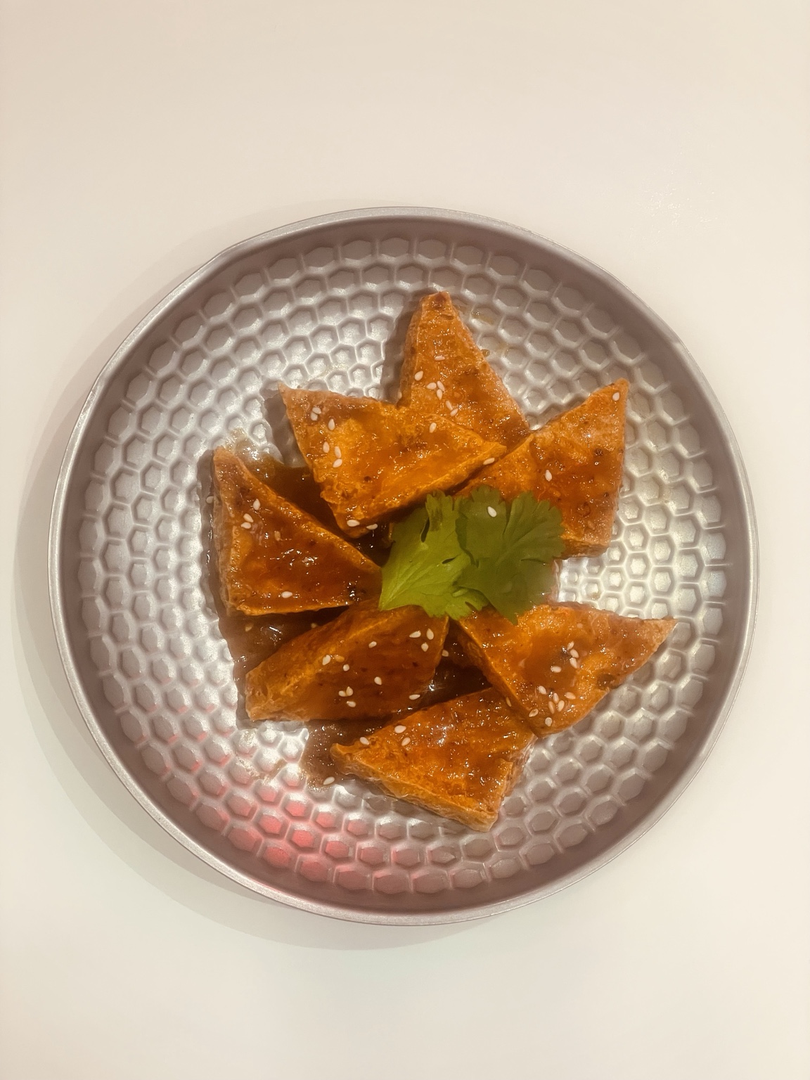 Taiwanese Tofu picante em prato de aço martelado